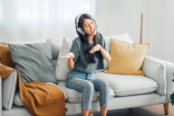 Feliz Mujer Asiática Despreocupada Con Auriculares Divertirse Moviéndose Escuchando Música — Foto de Stock