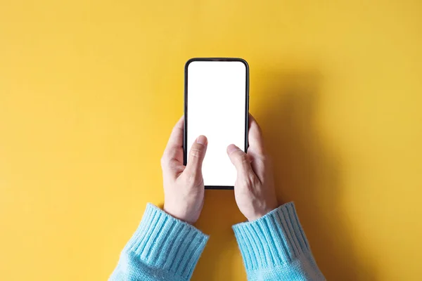 Feche Mão Segurando Smartphone Preto Com Tela Branca Fundo Amarelo — Fotografia de Stock