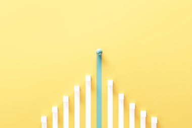 Liderlik kavramı, bir lider yeşil küre diğer beyaz kutuları yönlendiriyor. İş hayatında kazanma stratejisi, 3D canlandırma. Boşluğu kopyala.