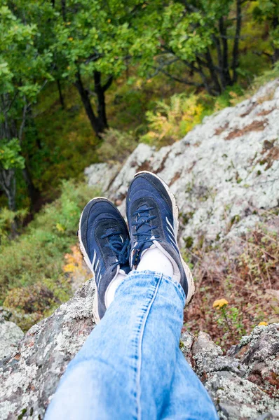 Women Legs Blue Sneakers Jeans Bridge Backdrop Mountainside Landscape Forest — Stock Photo, Image