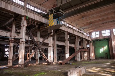 Khabarovsk, Rusya, 7 Ekim 2021: Endüstriyel öneme sahip terk edilmiş eski bir binanın iç görünümü