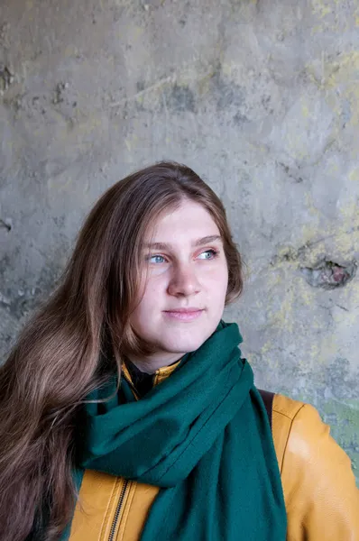 Dziewczyna Długimi Włosami Żółtej Kurtce Zielonym Szalikiem Opuszczonym Budynku — Zdjęcie stockowe