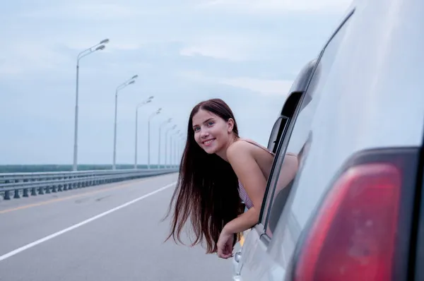Egy Hosszú Hajú Lány Kihajolt Egy Autó Taxijából Úton Autós — Stock Fotó