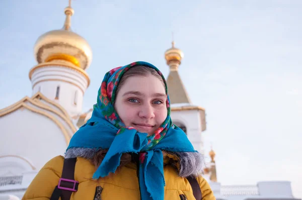 Dziewczyna Rosyjsko Ludowym Szale Żółta Kurtka Zimą Tle Cerkwi Prawosławnej — Zdjęcie stockowe