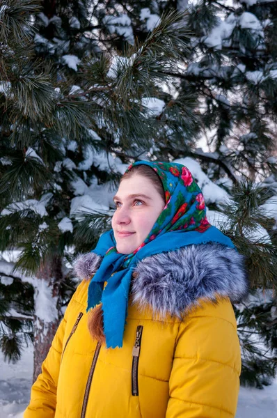 Uma Menina Xale Gente Russa Casaco Amarelo Uma Floresta Inverno — Fotografia de Stock