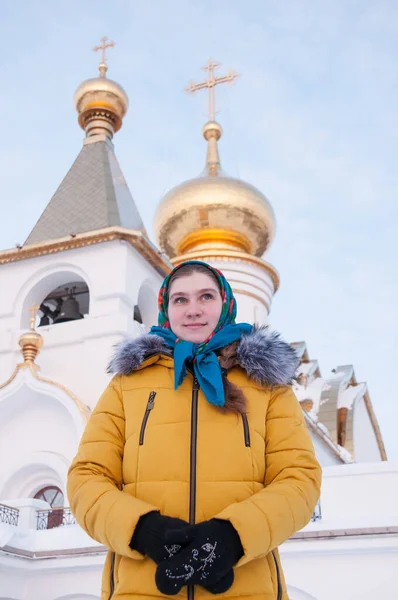 Девушка Русско Народной Шале Желтой Куртке Зимой Фоне Православной Церкви — стоковое фото