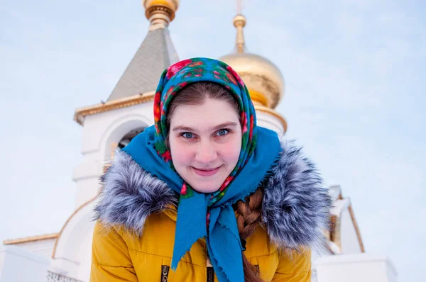 Dziewczyna Rosyjsko Ludowym Szale Żółta Kurtka Zimą Tle Cerkwi Prawosławnej — Zdjęcie stockowe