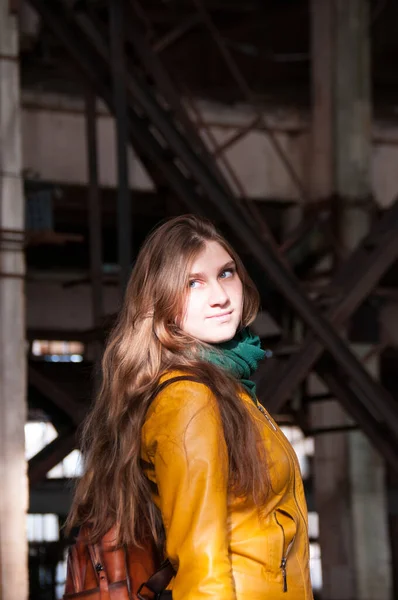Портрет Красивої Дівчини Довгим Волоссям Жовтій Куртці Зеленим Шарфом — стокове фото