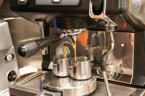 Kahve yapmak, doğal kahve iki demir bardağa doldurulur.