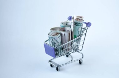 Finansal durgun hayat: Rus parasıyla dolu bir market tezgahı hafif bir arka planda metin için bir yere sarılmış.