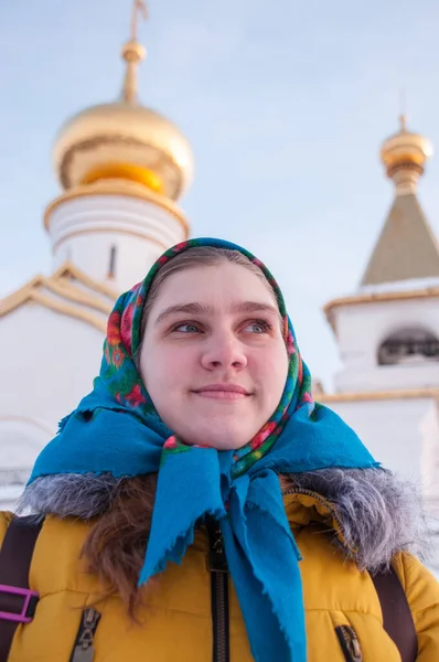 Дівчинка Російській Шалі Жовтий Піджак Взимку Тлі Православної Церкви — стокове фото