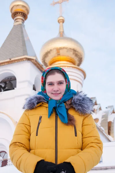 Дівчинка Російській Шалі Жовтий Піджак Взимку Тлі Православної Церкви — стокове фото