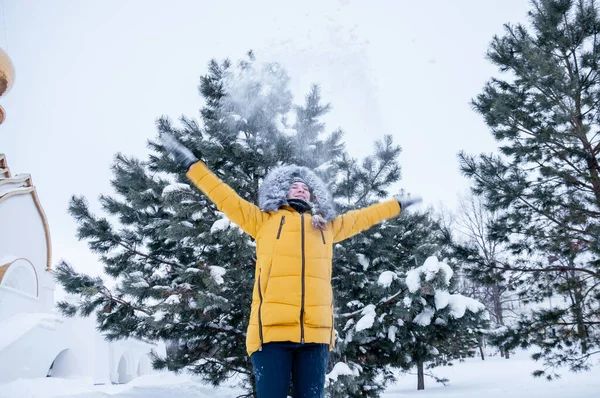 Ein Mädchen Einer Gelben Daunenjacke Mit Pelzhaube Spielt Mit Schnee — Stockfoto