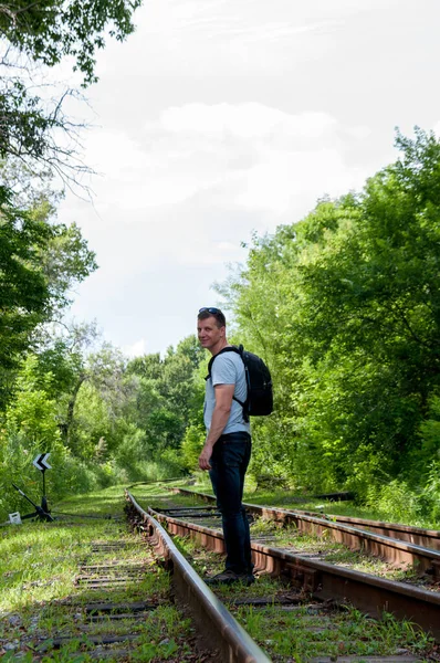 Чоловік Рюкзаком Стоїть Рейках Залізниці Влітку — стокове фото