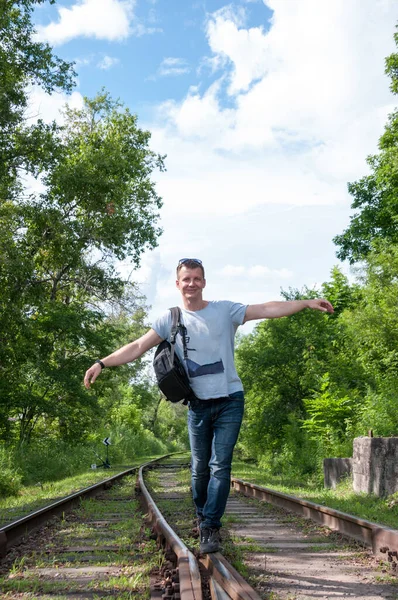 Ένας Άντρας Σακίδιο Περπατά Στις Ράγες Του Τρένου Καλοκαίρι Ανάμεσα — Φωτογραφία Αρχείου