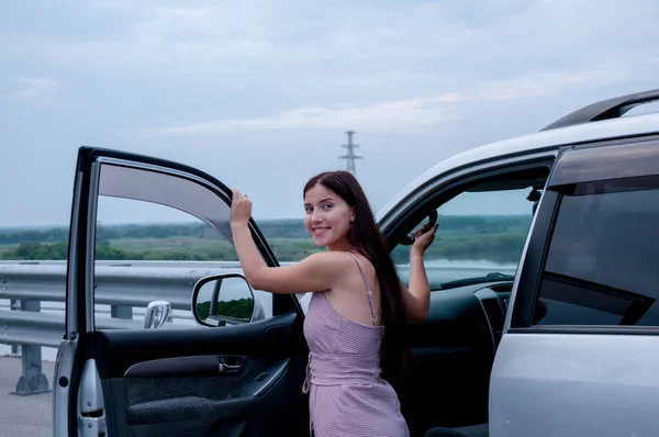 Szczęśliwa Dziewczyna Długimi Włosami Wychodzi Samochodu — Zdjęcie stockowe