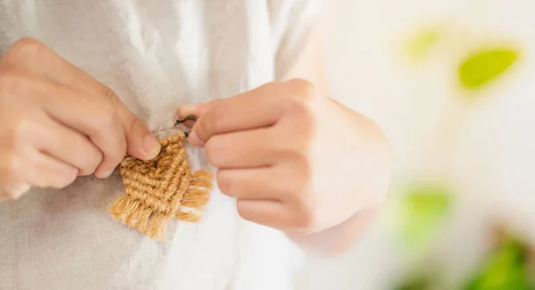 Mão Feminina Colando Broche Macram Marrom Feito Mão Camisa Algodão — Fotografia de Stock