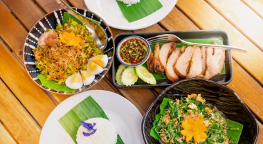 Tepeden farklı bir geleneksel Tayland yemeği manzarası. Paylaşmak için fotoğraf çek ve müşterilerine tavsiye et..