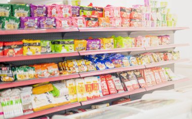 WUHAN, ÇİN-SEP 22, 2021: Süpermarket standında veya rafta satılmak üzere paketlenmiş çeşitli hazır erişteler.