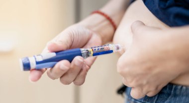 Diyabetik hasta eli evdeki şeker hastalarını kontrol etmek ve kontrol etmek için insülin kalem enjeksiyonunu kullanıyor. Sağlık ve şeker hastalığı konsepti için. 