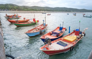Chantaburi / THAILAND - 13, 2021: Deniz ürünleri pazarının limanı olan taze balık pazarı köprüsü ve balıkçı ve balıkçı tekneleri.