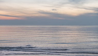 Mavi gökyüzü ve beyaz bulutlu turkuaz dalgaların manzaralı deniz manzaralı soyut doğal ışıkları, Hua Hin plajı Tayland.