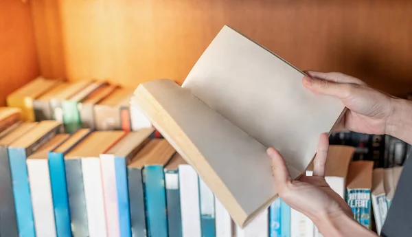 Mano Femenina Sostiene Cuaderno Libro Lectura Para Relajarse Conocimiento Mientras — Foto de Stock