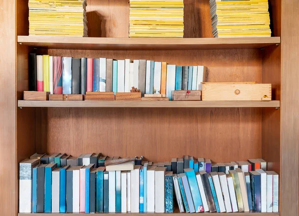 Oturma Odasındaki Kitaplıkta Bulunan Kitaplar Boş Zamanlarında Eğitim Aktivite Konsepti — Stok fotoğraf