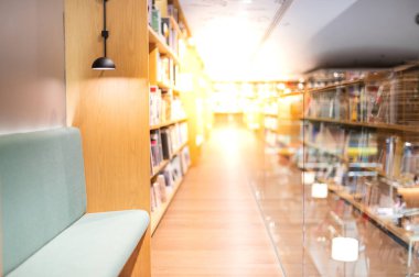 Kitabı okumak ve halk kütüphanesindeki insanlar için dinlenmek için boş kanepe..