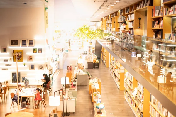 Los Libros Están Estantes Modernos Zona Pública Son Gratuitos Para —  Fotos de Stock