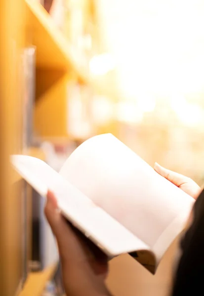 Mano Femenina Sosteniendo Cuaderno Libro Lectura Con Área Espacio Para —  Fotos de Stock