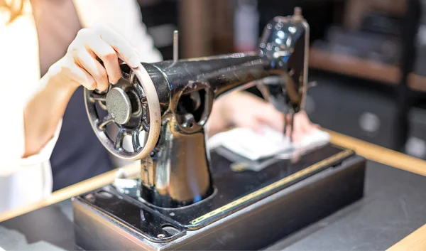 Mão Feminina Usando Máquina Costura Vintage Rabiscar Tecido Reparar Pano — Fotografia de Stock