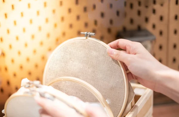 Cornice Ricamo Donna Mano Legno Con Cuciture Fantasia Processo Lavorazione — Foto Stock