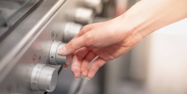 Modern elektrikli fırının açılışı ya da kapanışı modern mutfakta pişirmeye hazır olun..