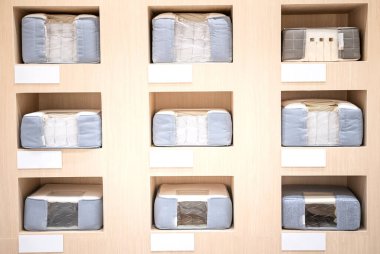 Yatak, yatak ve yastık depolarındaki bir yay yatak örneği..