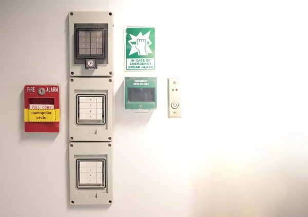 壁に火災警報とセキュリティサインデパートの公共エリアで 非常用の火災警報装置 赤い火災警報スイッチが壁にあります — ストック写真