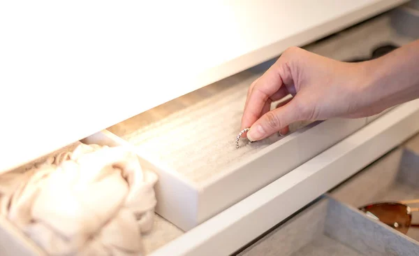 Mano Femenina Que Elige Anillo Del Joyero Que Está Decorado — Foto de Stock