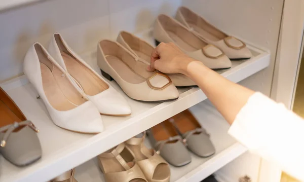 Woman Holding Shoes Her Hands Choose Shopping Looking Shelves Numerous — Foto de Stock