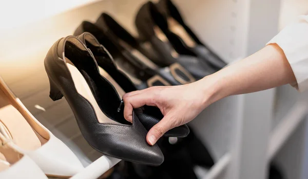 Mujer Sosteniendo Zapatos Sus Manos Para Elegir Hacer Compras Mirando — Foto de Stock