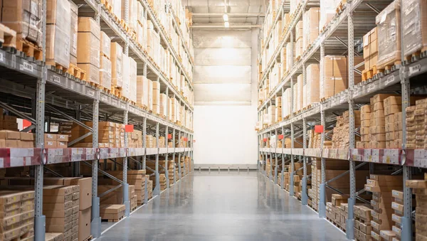 Alışveriş alanı. Evin içi için dekore edilmiş mobilyalar. Büyük bir depoda..