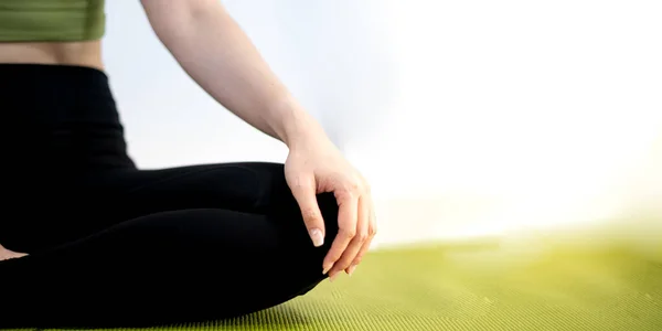 Kobieta Ćwiczy Lekcje Jogi Oddycha Medytuje Siedząc Zielonej Macie Jogi — Zdjęcie stockowe
