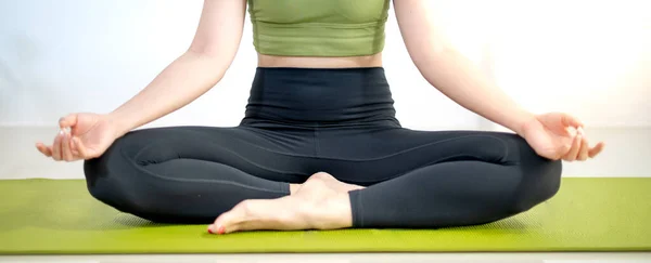 Donna Pratica Lezioni Yoga Respirare Meditare Seduto Tappeto Yoga Verde — Foto Stock