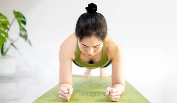 Donna Che Tavole Yoga Sul Tappeto Yoga Verde Meditare Esercitare — Foto Stock