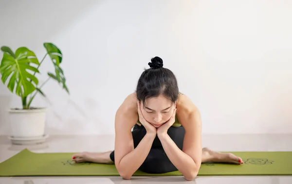 Kvinna Gör Yoga Den Gröna Yogamattan För Att Meditera Och — Stockfoto