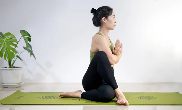 Žena Dělat Jógu Zelenou Jógu Podložku Meditovat Cvičení Domácnosti — Stock fotografie