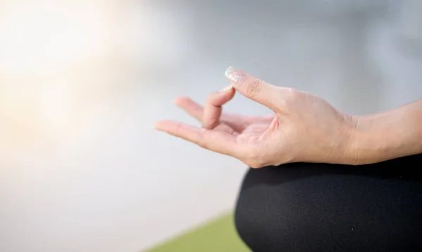 Jóga Leckéket Gyakorol Lélegzik Meditál Egy Zöld Jóga Szőnyegen Ülve — Stock Fotó