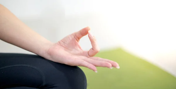 Jóga Leckéket Gyakorol Lélegzik Meditál Egy Zöld Jóga Szőnyegen Ülve — Stock Fotó