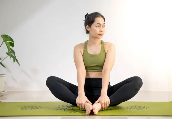 Kvinna Gör Yoga Den Gröna Yogamattan För Att Meditera Och — Stockfoto