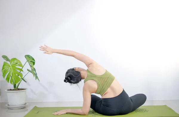 Donna Fare Yoga Sul Tappeto Yoga Verde Meditare Esercitare Casa — Foto Stock