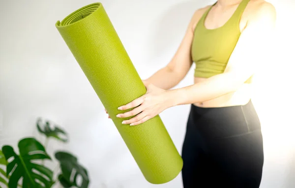 Kvinnlig Hand Håller Grön Yogamatta För Att Förbereda Träning Mattan — Stockfoto